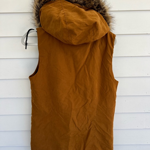 Volcom women’s Medium Vest with detatchable fur hood - Picture 2 of 5